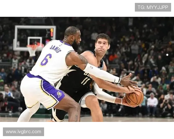 NBA最新动态：詹姆斯领衔湖人横扫对手，字母哥三双带领雄鹿逆转获胜